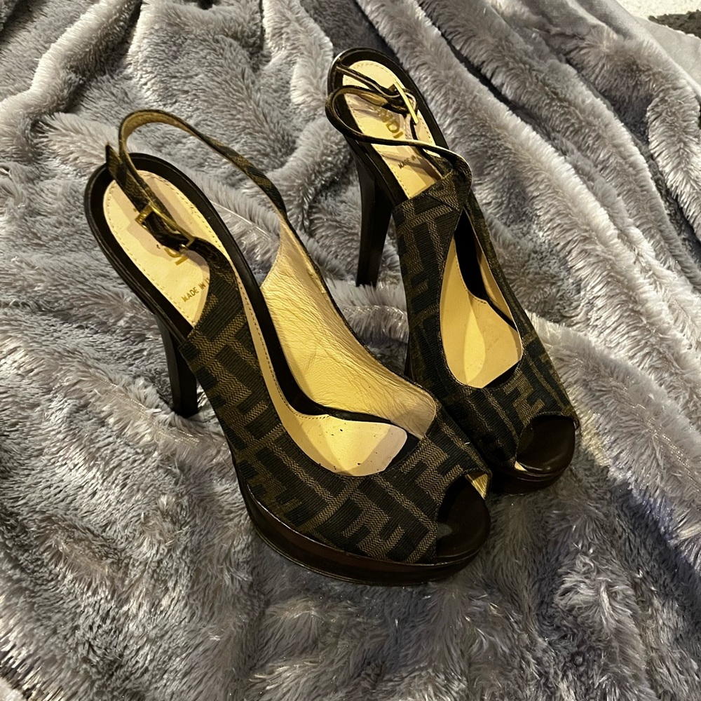 Women’s Fendi pump